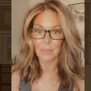 Meet your Posher, Deedee